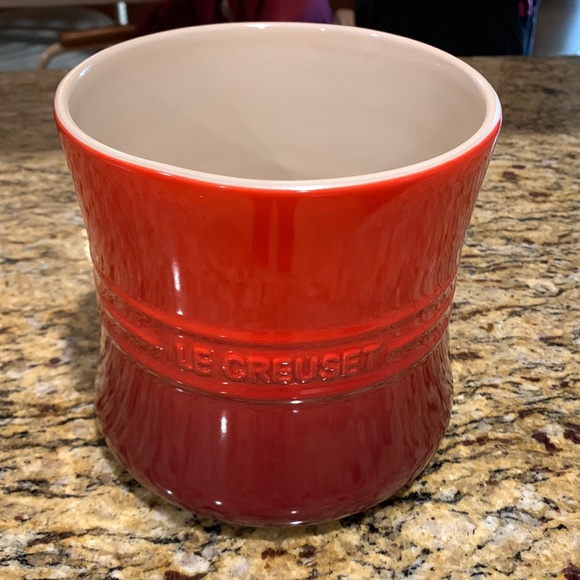 NWT Le Creuset 2.3 L Large Utensil Crock Cerise - Picture 2 of 10